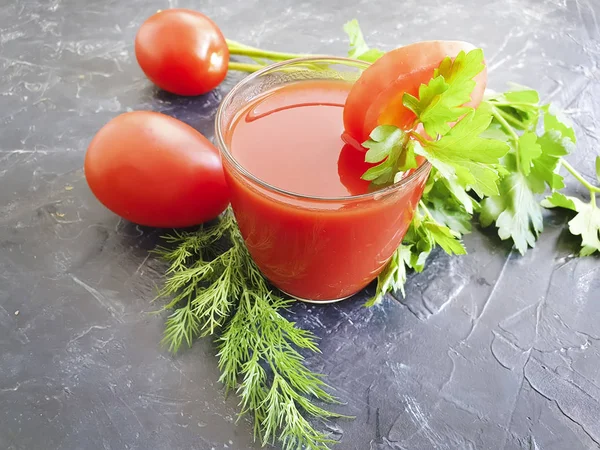 Sok Pomidorowy Pietruszki Betonowym Tle — Zdjęcie stockowe