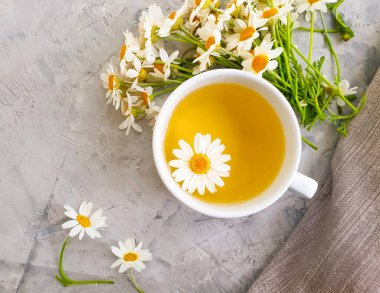 Çay, çimentoda papatya çiçeği