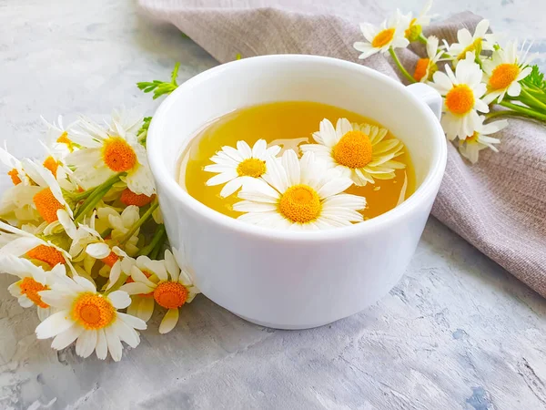 Çay, çimentoda papatya çiçeği