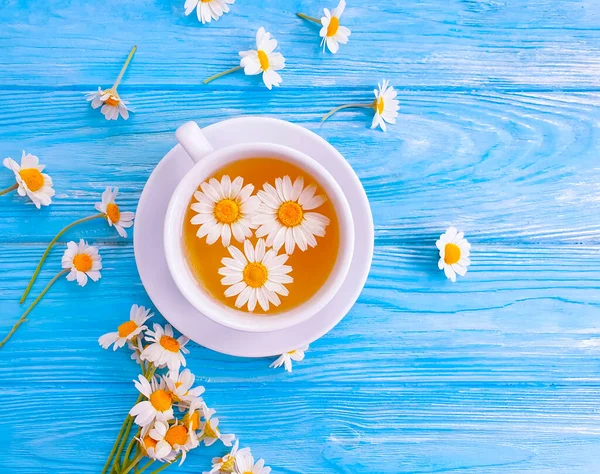 Ahşap arka planda papatya çayı