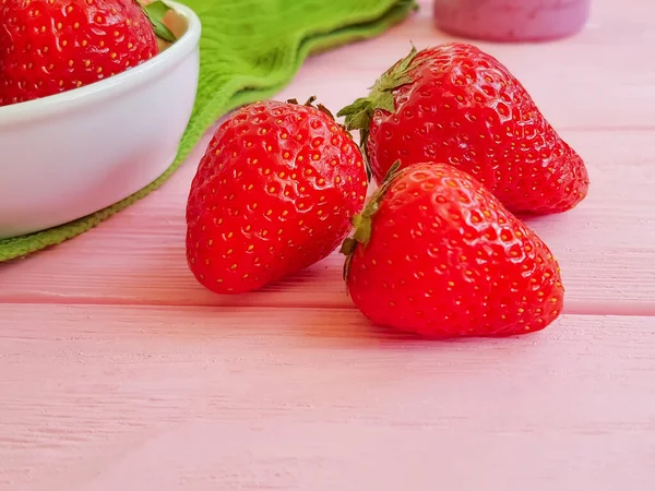 Fresas Frescas Batidos Sobre Fondo Madera — Foto de Stock