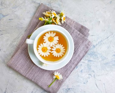 Beton zeminde papatya çiçeği çayı