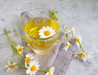 Beton zeminde papatya çiçeği çayı