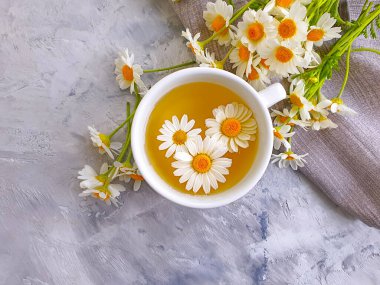 Beton zeminde papatya çiçeği çayı