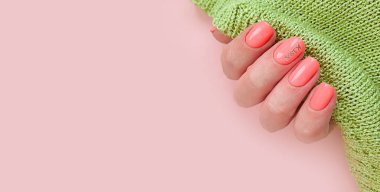 Kadın el tırnağı Güzel manikür süveter