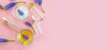 krem renkli arkaplanda kozmetik çiçek