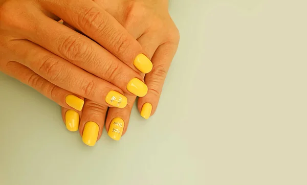 Manicura Hermosa Mano Femenina Sobre Fondo Color — Foto de Stock