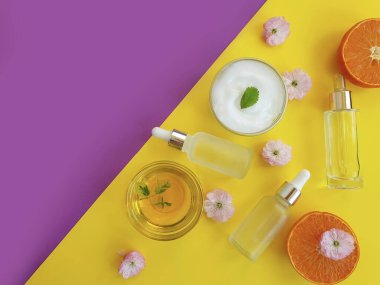 krem renkli arkaplanda kozmetik çiçek