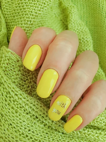 Vrouwelijke Hand Nagel Mooie Manicure Trui — Stockfoto