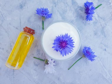 krem kozmetik çiçek. Beton arka planda mısır çiçeği.