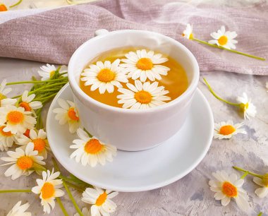 Beton zeminde papatya çiçeği çayı