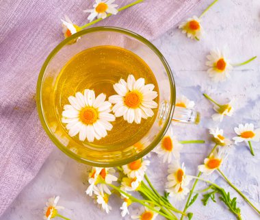 Beton zeminde papatya çiçeği çayı