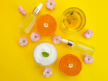 Kozmetik serumu, renkli bir arka planda çiçek