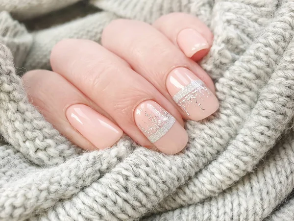 Uñas Mano Femenina Suéter Manicura Hermosa —  Fotos de Stock