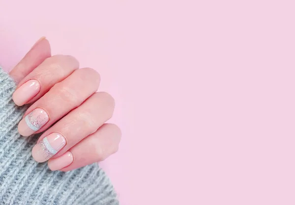 Kobieta Ręka Paznokieć Piękny Manicure Sweter — Zdjęcie stockowe