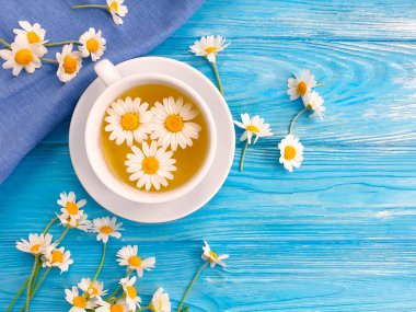 Ahşap arka planda papatya çiçeği