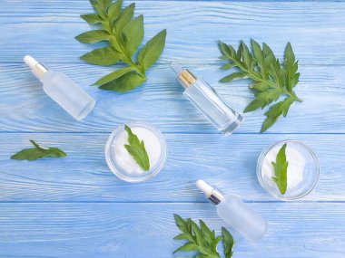 Kozmetik krem, ahşap arka planda yaprak