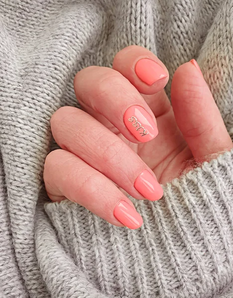 Vrouwelijke Hand Nagel Mooie Manicure Trui — Stockfoto