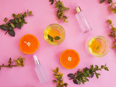 Kozmetik krem, renkli arka planda turuncu.