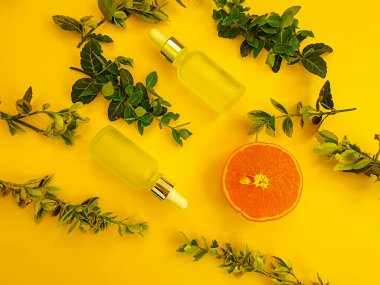 Kozmetik krem, renkli arka planda turuncu.