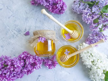 Beton zeminde taze bal çiçeği leylağı