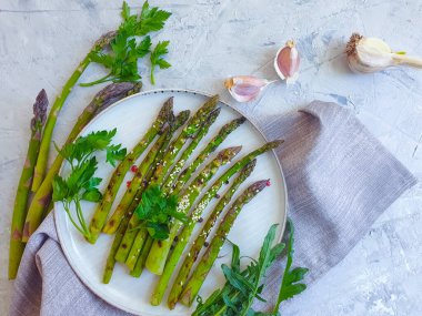 Beton zeminde kızarmış kuşkonmaz tabakası.