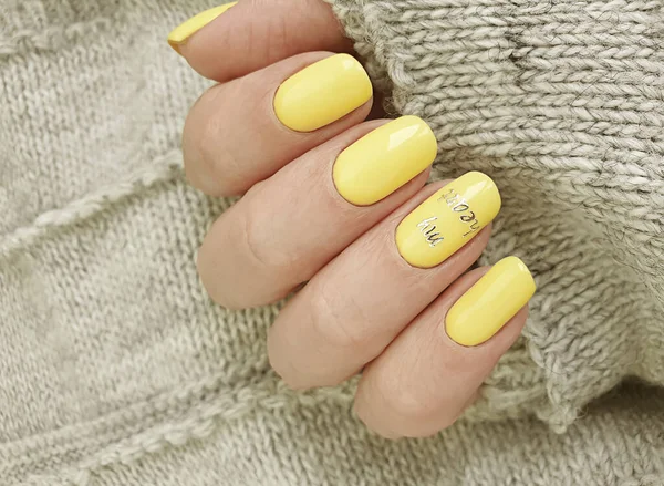 Vrouwelijke Hand Nagel Mooie Manicure Trui — Stockfoto