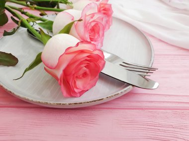 Ahşap arka planda gül tabağı