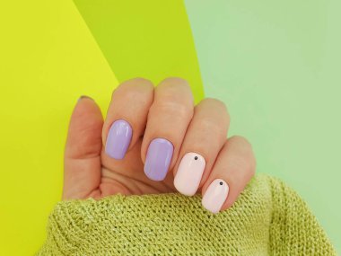 Kadın el tırnağı Güzel manikür süveter