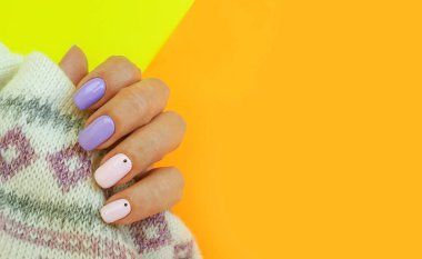 Kadın el tırnağı Güzel manikür süveter