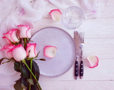 Ahşap arka planda gül tabağı