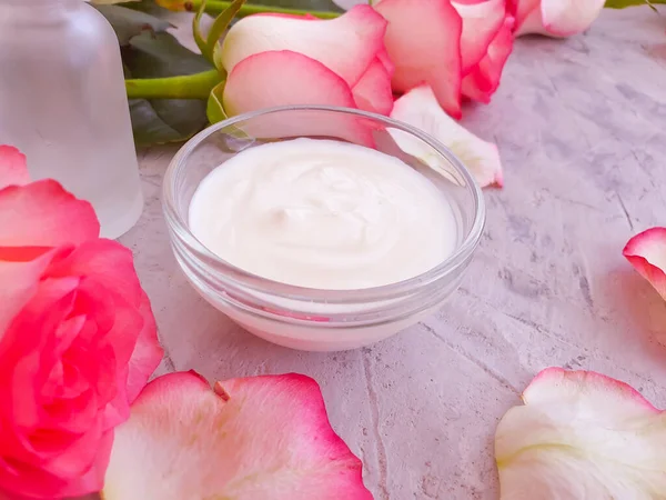 Cream Cosmetic Rose Flower Concrete Background — Stock Photo, Image