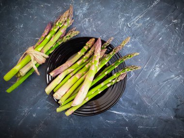 Beton arka planda taze kuşkonmaz