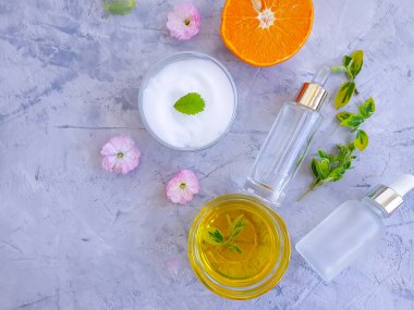 Beton zeminde kozmetik krem, yağ, çiçek