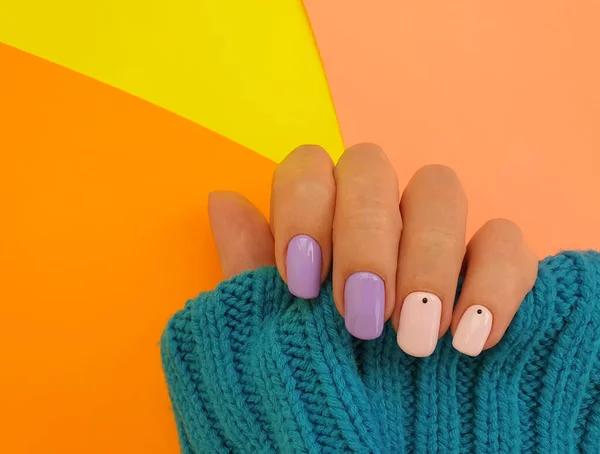 Mano Femenina Hermoso Suéter Manicura Con Estilo —  Fotos de Stock