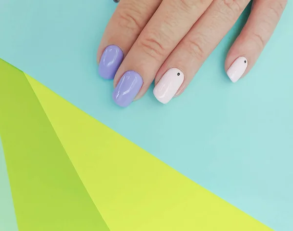 Vrouwelijke Hand Mooie Manicure Kleur Achtergrond — Stockfoto