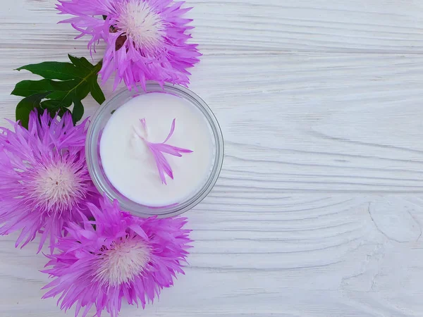 Crème Cosmetische Bloem Houten Achtergrond — Stockfoto
