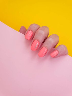 Kadın eli. Renkli arka planda güzel bir manikür.