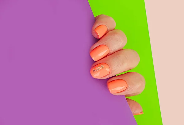 Vrouwelijke Hand Mooie Manicure Een Gekleurde Achtergrond — Stockfoto