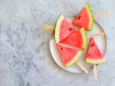 Beton arkaplanda karpuz dilimleri