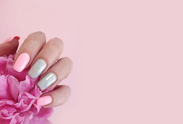 Vrouwelijke Hand Mooie Manicure Pioenroos Bloem — Stockfoto