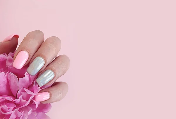 Mano Femminile Bella Manicure Peonia Fiore — Foto Stock