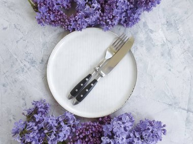 Beton arkaplanda çiçek deseni