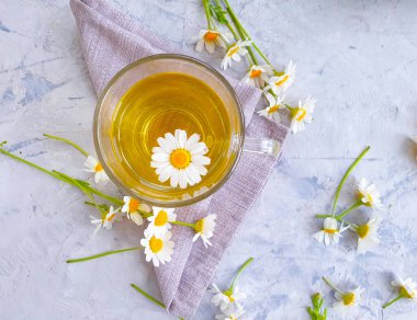 Beton zeminde papatya çiçeği çayı