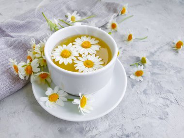 Beton zeminde papatya çiçeği çayı