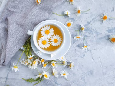 Beton zeminde papatya çiçeği çayı