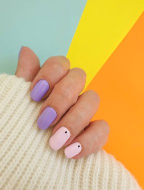 Kadın eli güzel, şık manikür süveter.