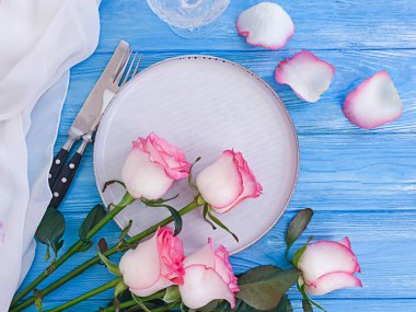 Tabak çiçeği ahşap arka planda yükseldi