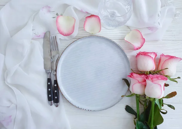 Tabak çiçeği ahşap arka planda yükseldi