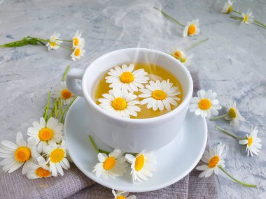 Beton zeminde papatya çiçeği çayı